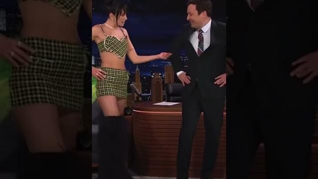 Dua lipa en #jimmyfallon mostrando su paso icónico Dua lipa en #jimmyfallon mostrando su paso icónico