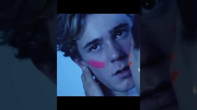 "but he's looking at u..." #skam #gay "but he's looking at u..." #skam #gay