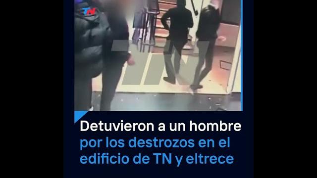 Detuvieron a uno de los agresores que destruyó los autos y rompió los vidrios en tn y eltrece Detuvieron a uno de los agresores que destruyó los autos y rompió los vidrios en tn y eltrece
