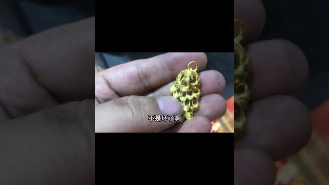 女子50块买黄金吊坠,竟有11克重,烧过之后还是真黄金?【小汉锤金块】 女子50块买黄金吊坠,竟有11克重,烧过之后还是真黄金?【小汉锤金块】