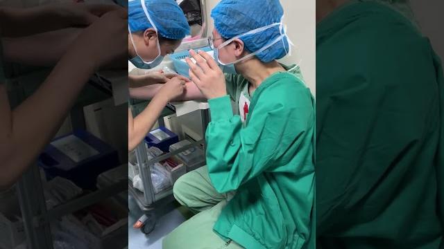 护士打针也会哭,哈哈 护士打针也会哭,哈哈