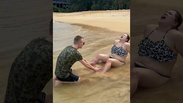 Моя дочь начала рожать прямо на пляже.. Моя дочь начала рожать прямо на пляже..