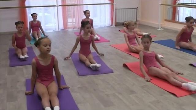 Learn the best class ballet beginner girls and stretch / aula de alongamento para meninas inciantes Learn the best class ballet beginner girls and stretch / aula de alongamento para meninas inciantes