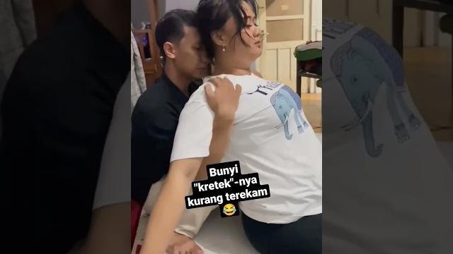 Pijat kretek mantan atlet voli, bunyi tulang punggungnya lumayan rame || reddy suzayzt Pijat kretek mantan atlet voli, bunyi tulang punggungnya lumayan rame || reddy suzayzt