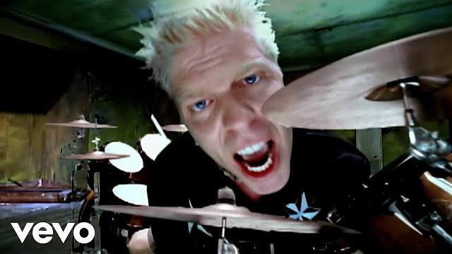 The offspring - the kids aren't alright (official music video) The offspring - the kids aren't alright (official music video)