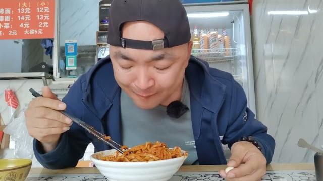 悟琨吃棒棒面,拇指粗一尺长四根一碗,一口面一瓣蒜连下两碗。 悟琨吃棒棒面,拇指粗一尺长四根一碗,一口面一瓣蒜连下两碗。
