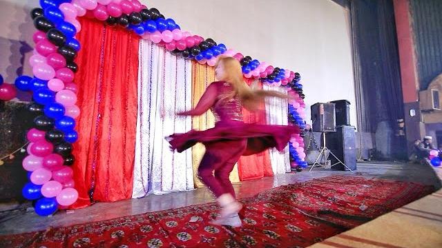 Neelam gul rolling new stage show dance Neelam gul rolling new stage show dance