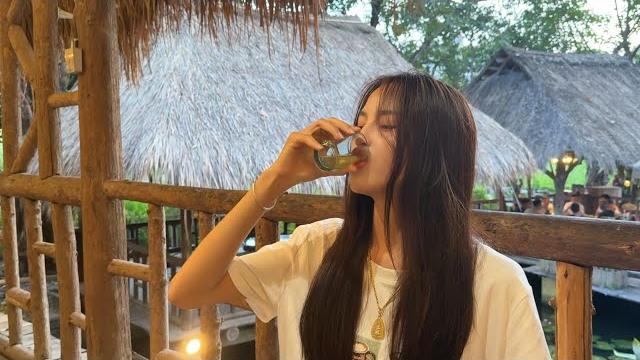带阿兰体验一下中国少数民族风情,直接玩嗨了!#老挝美女 #老挝 带阿兰体验一下中国少数民族风情,直接玩嗨了!#老挝美女 #老挝