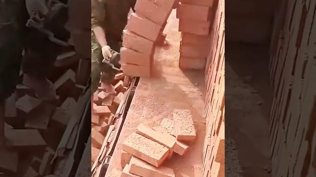 The process of manual unloading of ceramic bricks The process of manual unloading of ceramic bricks