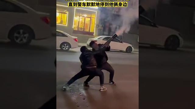 兩男子馬路上開心放煙花,下一秒悲劇了,身後警車默默趕到,“看得出來這是一悲傷的故事”。【真相記】 兩男子馬路上開心放煙花,下一秒悲劇了,身後警車默默趕到,“看得出來這是一悲傷的故事”。【真相記】