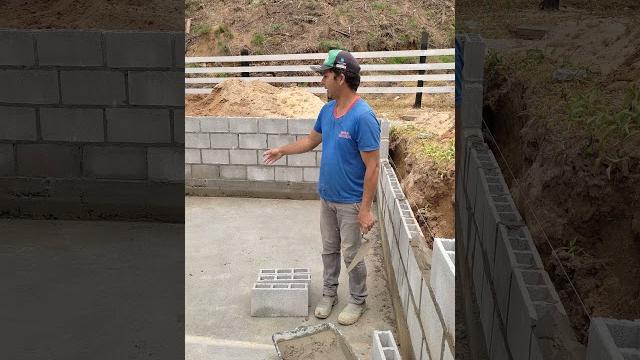 Piscina com água direito da mina Piscina com água direito da mina