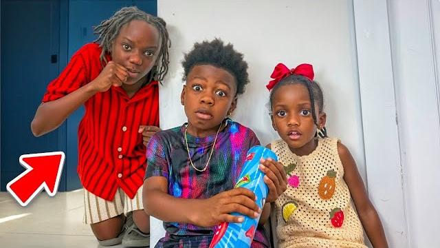 Siah caught his sister and her crush red handed Siah caught his sister and her crush red handed