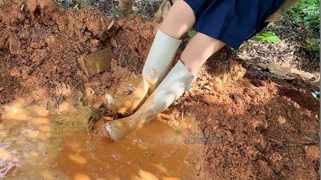 239期雨靴踩泥 /rain boots stepping on mud 239期雨靴踩泥 /rain boots stepping on mud