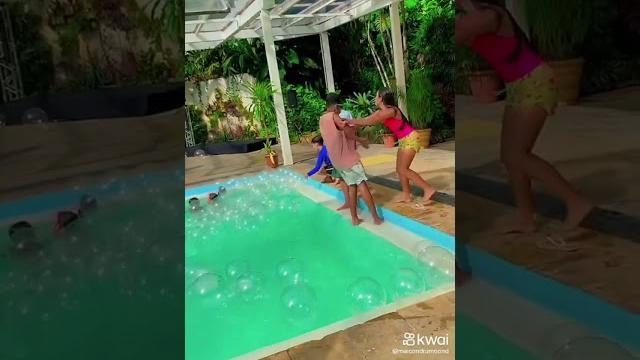 Lorena nos jogou na piscina Lorena nos jogou na piscina