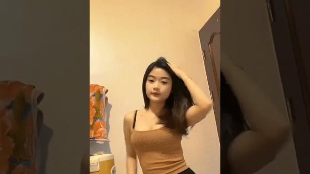 Cewek pakai tanktop meresahkan kaum laki Cewek pakai tanktop meresahkan kaum laki