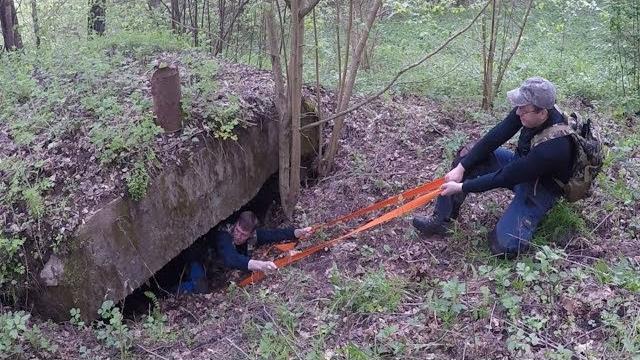 Обнаружили бункер в лесу и нашли склад возле него. Обнаружили бункер в лесу и нашли склад возле него.