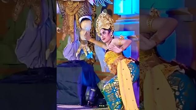Balinese dance oleg tamulilingan isidenpasar #shorts #bali #balinesedance #taksubali #cantik #dancer Balinese dance oleg tamulilingan isidenpasar #shorts #bali #balinesedance #taksubali #cantik #dancer