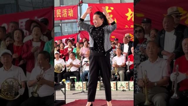 杨芳老师指挥《打靶归来》 #户外唱歌 #百姓大舞台想唱你就来 #人气爆棚 杨芳老师指挥《打靶归来》 #户外唱歌 #百姓大舞台想唱你就来 #人气爆棚