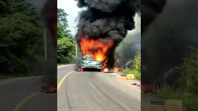 Astaghfirullah bus kebakaran di jalan lintas sumatera Astaghfirullah bus kebakaran di jalan lintas sumatera