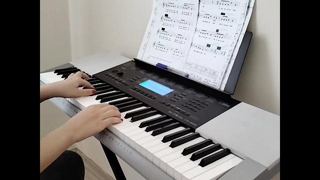 Caddelerde rüzgar şarkısını çalıyorum Caddelerde rüzgar şarkısını çalıyorum
