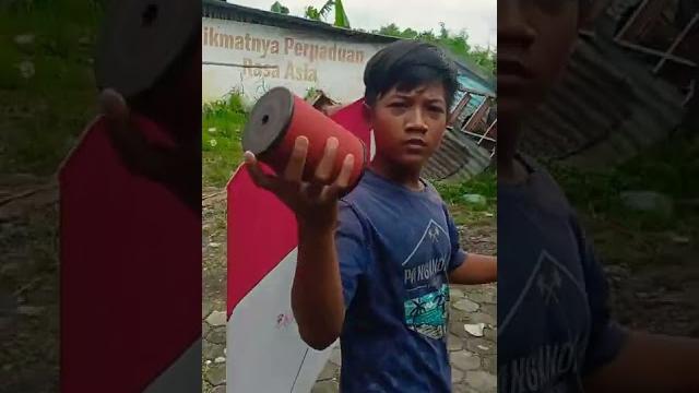 Para bocil ngadu layangan besar #kite Para bocil ngadu layangan besar #kite
