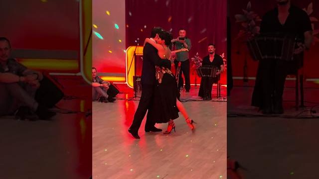 Lorena tarantino & gianpiero galdi dance to "gipsy vals", played live by el cachivache quinteto 1/5 Lorena tarantino & gianpiero galdi dance to "gipsy vals", played live by el cachivache quinteto 1/5