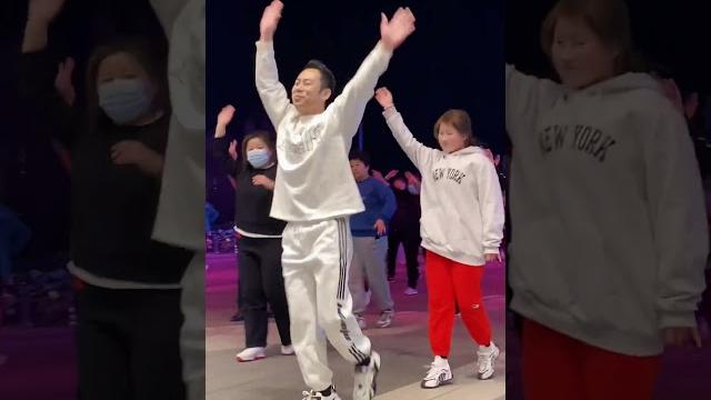 金包银 ,大朋友,小朋友都陆续滴加入了广场舞滴队伍,青春活力气息感染着身边滴人!健康无处不在! 金包银 ,大朋友,小朋友都陆续滴加入了广场舞滴队伍,青春活力气息感染着身边滴人!健康无处不在!