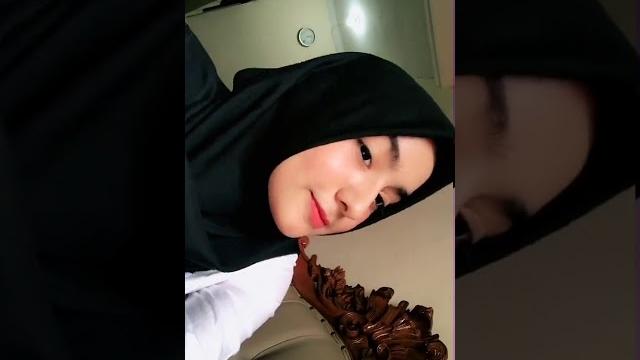 Mendesah nikmat si jilbab Mendesah nikmat si jilbab