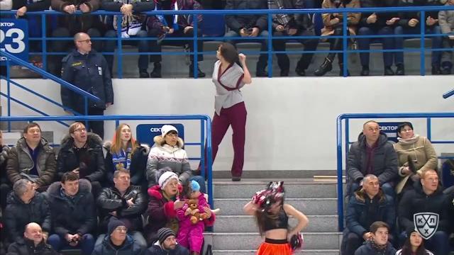 Зажигательный танец уборщицы в хабаровске Зажигательный танец уборщицы в хабаровске
