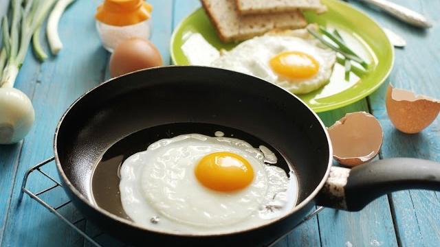How to flip an egg How to flip an egg