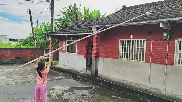 姐姐用長桿子去把屋頂上的紙飛機用下來 姐姐用長桿子去把屋頂上的紙飛機用下來