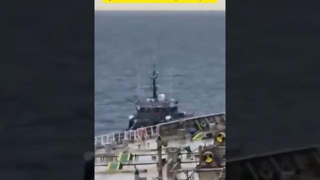 Су-35 появляется, когда эстонский флот пытается захватить судно. Су-35 появляется, когда эстонский флот пытается захватить судно.