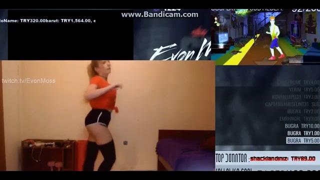 Evonmoss yayında poposuna şaplak atıyor Evonmoss yayında poposuna şaplak atıyor