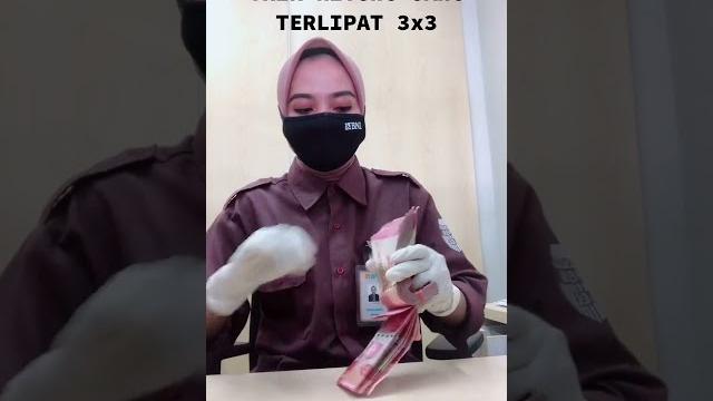 Pegawai bank cantik hitung uang cek Pegawai bank cantik hitung uang cek