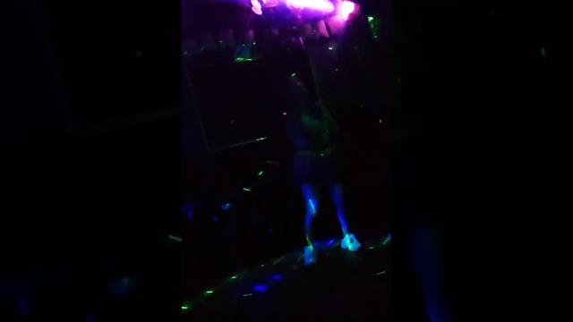 Wanita mabuk di club malam Wanita mabuk di club malam