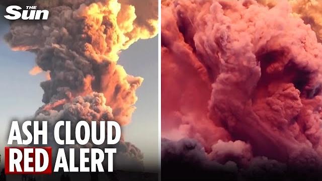 Moment huge indonesian volcano erupts with 6-mile high ash cloud triggering flight & tsunami alerts Moment huge indonesian volcano erupts with 6-mile high ash cloud triggering flight & tsunami alerts