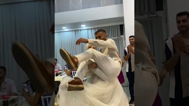Gelin damadı kucağına aldı Gelin damadı kucağına aldı