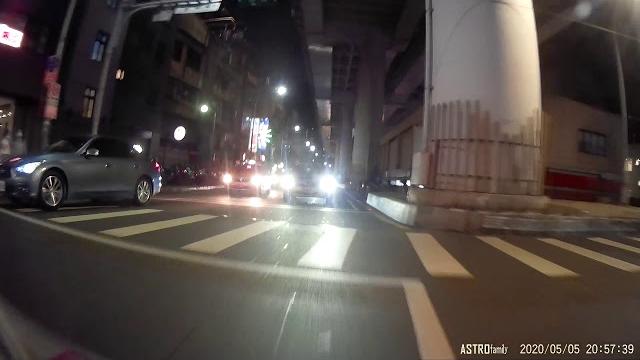 公車逼車畫面(後鏡頭) 公車逼車畫面(後鏡頭)