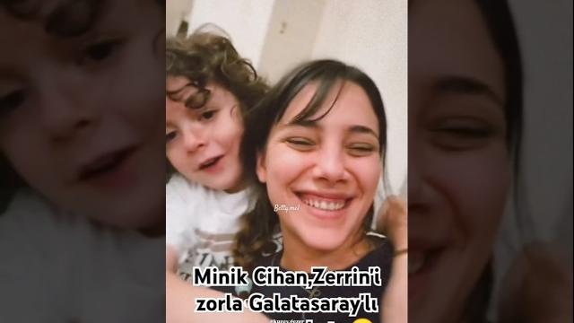 Uzak şehir setinden minik cihan,zerrin'i zorla galatasaray'lı yapmaya çalıştı dilin döğer Uzak şehir setinden minik cihan,zerrin'i zorla galatasaray'lı yapmaya çalıştı dilin döğer