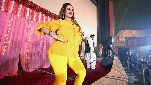 Neelam gul new dance with shahid khan film song Neelam gul new dance with shahid khan film song