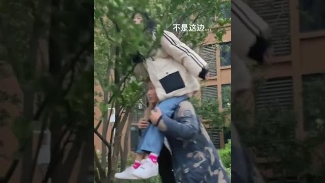 美女騎男朋友脖子上 美女騎男朋友脖子上