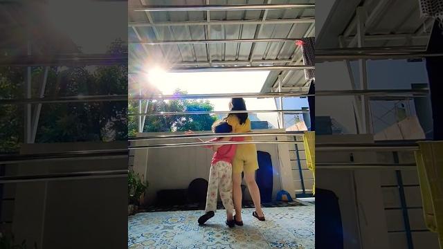 Jemuran sambil main & bercanda #havefunwithmegan #shorts #momanddaughtervlog #sunbathing #play Jemuran sambil main & bercanda #havefunwithmegan #shorts #momanddaughtervlog #sunbathing #play