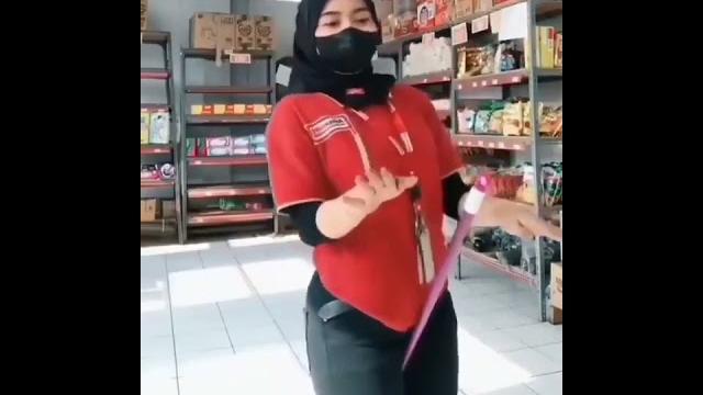 Semoga sapu nya nggak cepet rusak Semoga sapu nya nggak cepet rusak