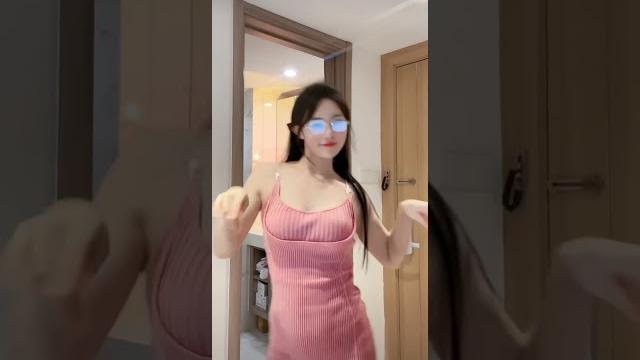 粉色短裙美腿眼镜妹热舞 粉色短裙美腿眼镜妹热舞