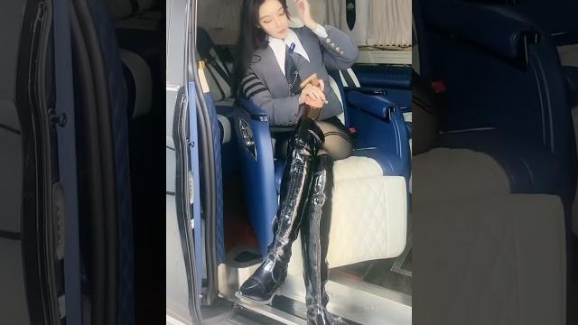 超美靴子美女,第一视角看美腿,不知道脱鞋味道大不大 超美靴子美女,第一视角看美腿,不知道脱鞋味道大不大