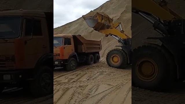 Фронтальный погрузчик погрузка речного песка камаз 55111 Фронтальный погрузчик погрузка речного песка камаз 55111
