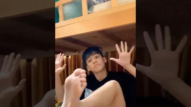 Asian guy with big feet #腳底 #足の裏 Asian guy with big feet #腳底 #足の裏