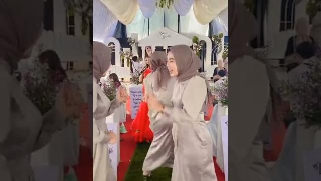 Tante jilbab lagi goyang #tiktokvideo Tante jilbab lagi goyang #tiktokvideo