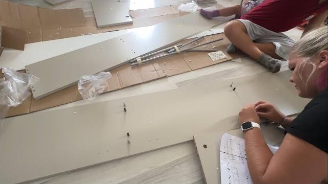 Тяжело без мужа! сама собираю тумбу под телевизор Тяжело без мужа! сама собираю тумбу под телевизор
