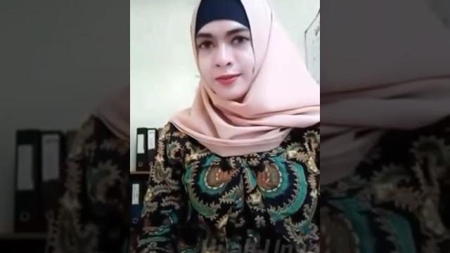 Hijab pamer toge monstrook Hijab pamer toge monstrook